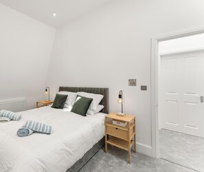 3 bedrooms, iron/ironing board, WiFi, bed sheets - 3bd Stylish Modern l FREE Parking (Coulsdon)