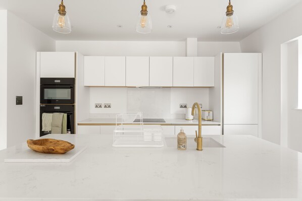 Private kitchen - 3bd Stylish Modern l FREE Parking (Coulsdon)