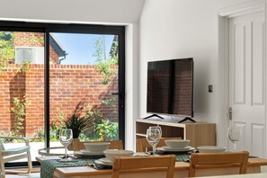 Dining - 3bd Stylish Modern l FREE Parking (Coulsdon)