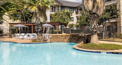 Landing | Spectacular 2BD, Clubhouse, Pool