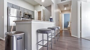 Private kitchen - Landing | Spectacular 2BD, Gym, Clubhouse (San Antonio)