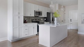 Private kitchen - Landing | Stunning 1BD, Clubhouse, Gym (Oakwood)