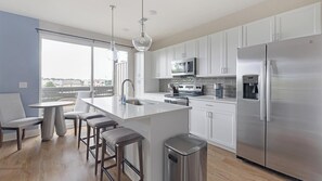 Private kitchen - Landing | Modern 1BD, Pool, Clubhouse (Oakwood)