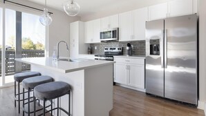 Private kitchen - Landing | Stunning 1BD, Pool, Gym (Oakwood)