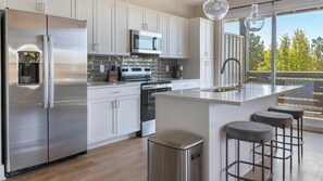 Private kitchen - Landing | Spectacular 1BD, Gym, Pool (Oakwood)