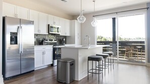 Private kitchen - Landing | Amazing 1BD, Gym, Pool (Oakwood)