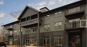 Exterior - Landing | Amazing 1BD, Gym, Pool (Oakwood)