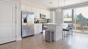 Private kitchen - Landing | Amazing 1BD, Clubhouse, Gym (Oakwood)