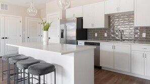 Private kitchen - Landing | Beautiful 2BD, Clubhouse, Pool (Oakwood)