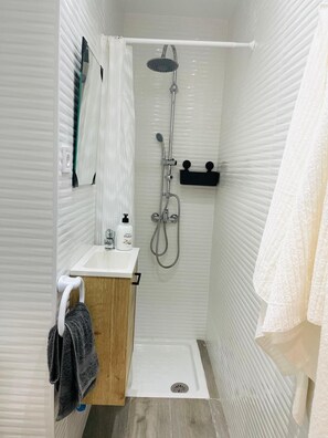 Comfort-dobbeltværelse - byudsigt | Badeværelse | Bruser, hårtørrer, håndklæder, Sæbe