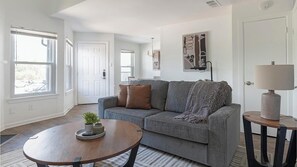 Living area - Landing | Stunning 1BD, Pool, Tennis Court (DeSoto)