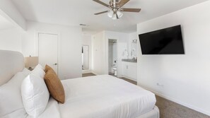 Room - Landing | Stunning 1BD, Tennis Court, Pool (DeSoto)