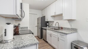 Private kitchen - Landing | Stunning 1BD, Tennis Court, Pool (DeSoto)