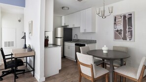 Kühlschrank, Esstisch