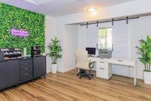 Business centre - Landing | Incredible 1BD, Pool, Tennis Court (DeSoto)