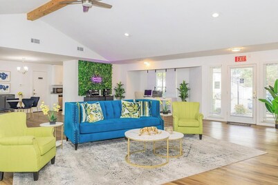 Landing | Modern 2BD, Tennis Court, Pool