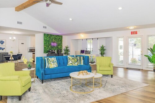 Landing | Modern 2BD, Pool, Tennis Court