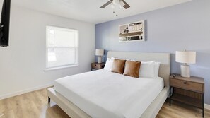 Room - Landing | Modern 2BD, Pool, Tennis Court (DeSoto)