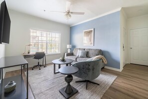 Living area - Landing | Modern 1BD, Gym (Corpus Christi)