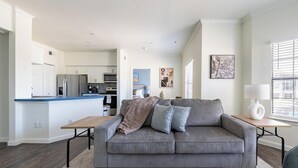 Living area - Landing | Spectacular 2BD, Gym (Corpus Christi)