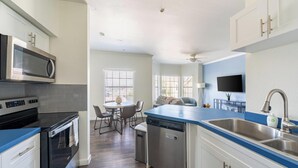Private kitchen - Landing | Spectacular 2BD, Gym (Corpus Christi)