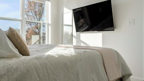 2 bedrooms, desk, iron/ironing board, WiFi