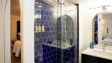 Douche, sĂšche-cheveux, serviettes fournies, savon