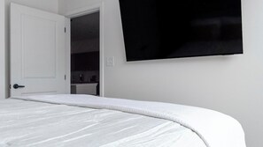 2 bedrooms, desk, iron/ironing board, WiFi - Landing | Stylish 2BD, Clubhouse, Gym (Fortville)