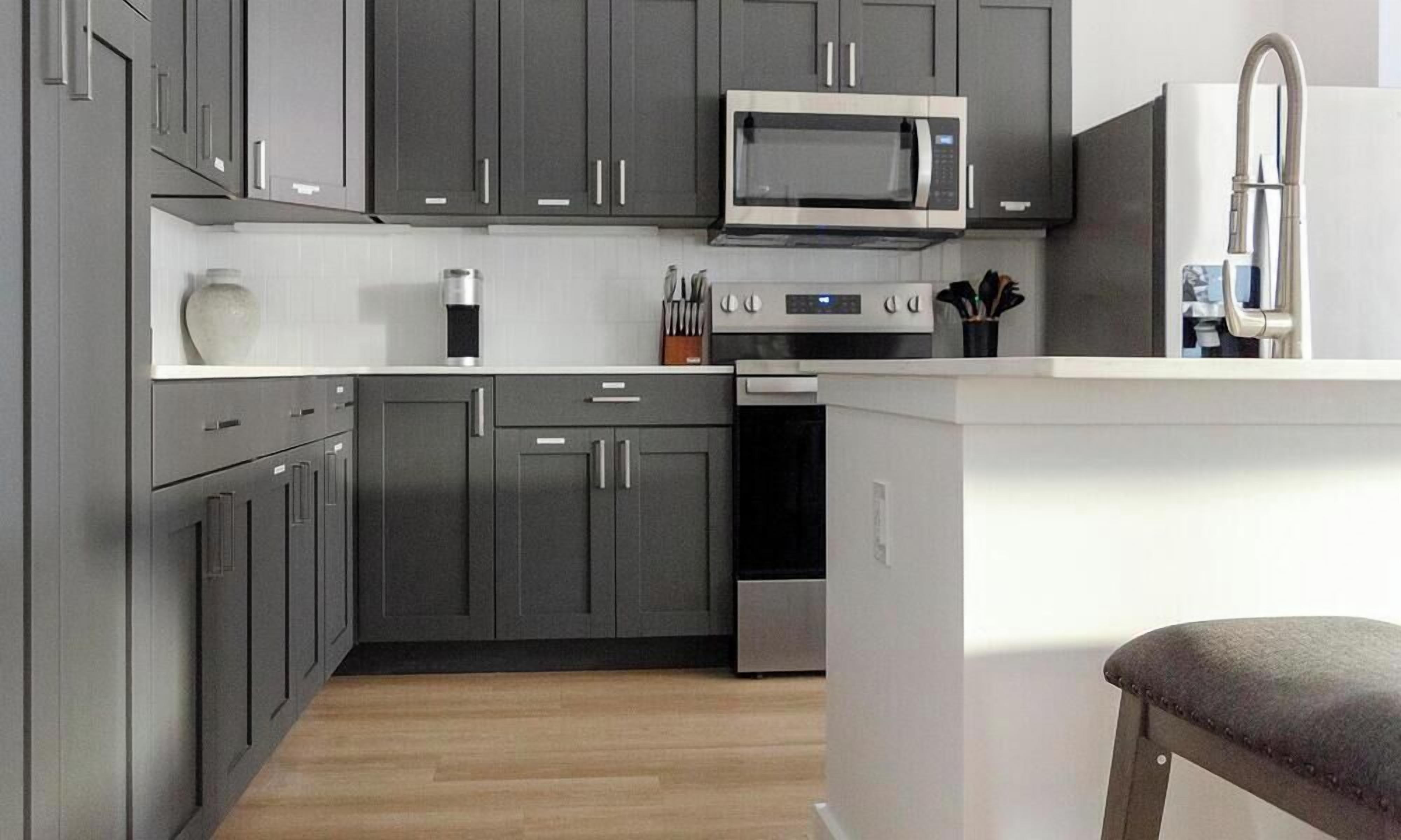 Refrigerador, mesa de comedor