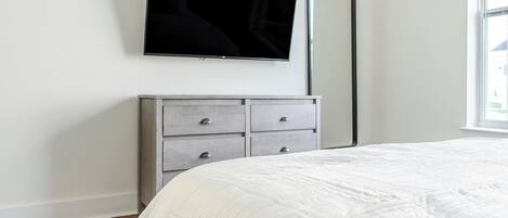 2 habitaciones, escritorio, tabla de planchar con plancha y wifi