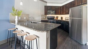 Private kitchen - Landing | Beautiful 1BD, Pool, Gym (Houston)