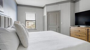 2 bedrooms, desk, iron/ironing board, WiFi