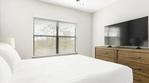 2 bedrooms, desk, iron/ironing board, WiFi