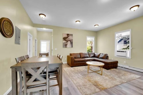 Spectacular and Spacious 3-bedroom apartment with AC and heater in Mount Vernon.