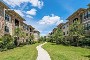 Property grounds - Landing | Spectacular 2BD, Pool, Gym (Houston)