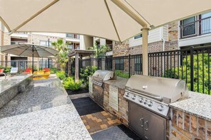 Terrace/patio - Landing | Amazing 2BD, Gym, Pool (Houston)