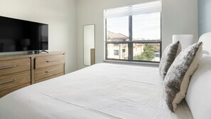 2 habitaciones, escritorio, tabla de planchar con plancha y wifi 