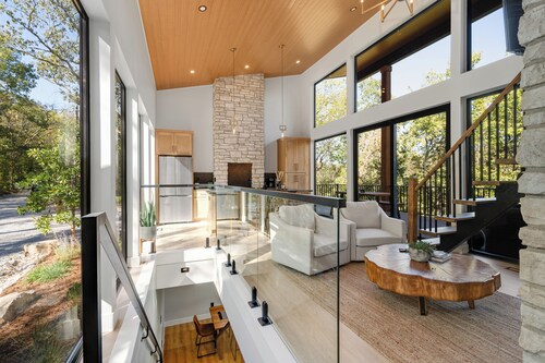 The Lodge at Marble Creek. Modern Cabin Retreat /Hot tub/ Sauna/ Creek Access