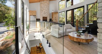 The Lodge at Marble Creek. Modern Cabin Retreat /Hot tub/ Sauna/ Creek Access