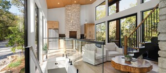 The Lodge at Marble Creek. Modern Cabin Retreat /Hot tub/ Sauna/ Creek Access