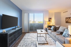 Smart TV - Landing | Stunning 1BD, Clubhouse, Gym (Pompano Beach)