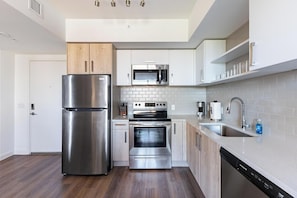 Fridge, dining tables - Landing | Stunning 1BD, Clubhouse, Gym (Pompano Beach)