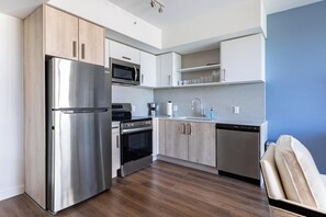 Refrigerador y comedor 