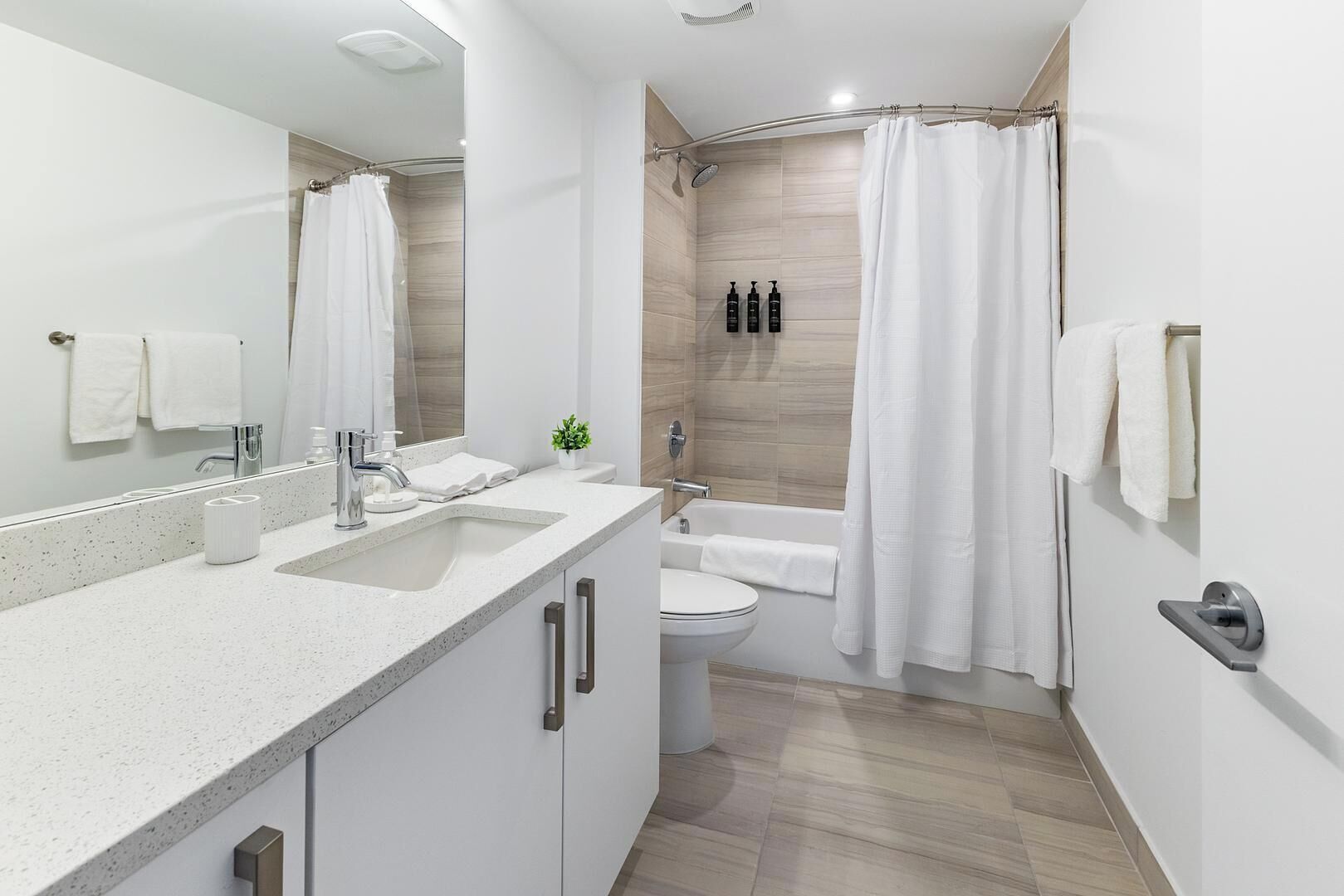 Un bagno moderno con doccia, WC e lavandino.