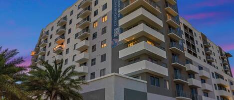 Un hôtel à plusieurs étages, doté de balcons, d’une entrée bien visible et d’une enseigne indiquant la présence d’un centre FDC.
