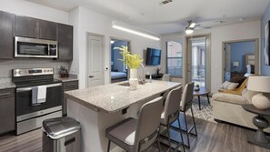 Kühlschrank, Esstisch