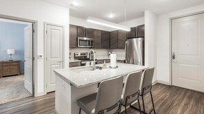 Kühlschrank, Esstisch