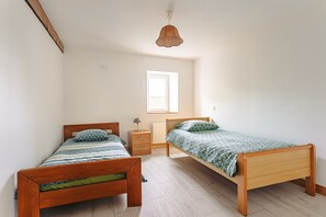3 habitaciones, tabla de planchar con plancha, wifi y ropa de cama 