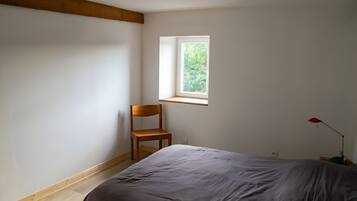 3 chambres, fer et planche à repasser, Wi-Fi, draps fournis