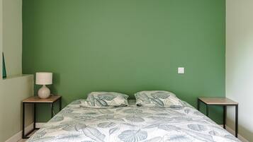 3 habitaciones, tabla de planchar con plancha, wifi y ropa de cama